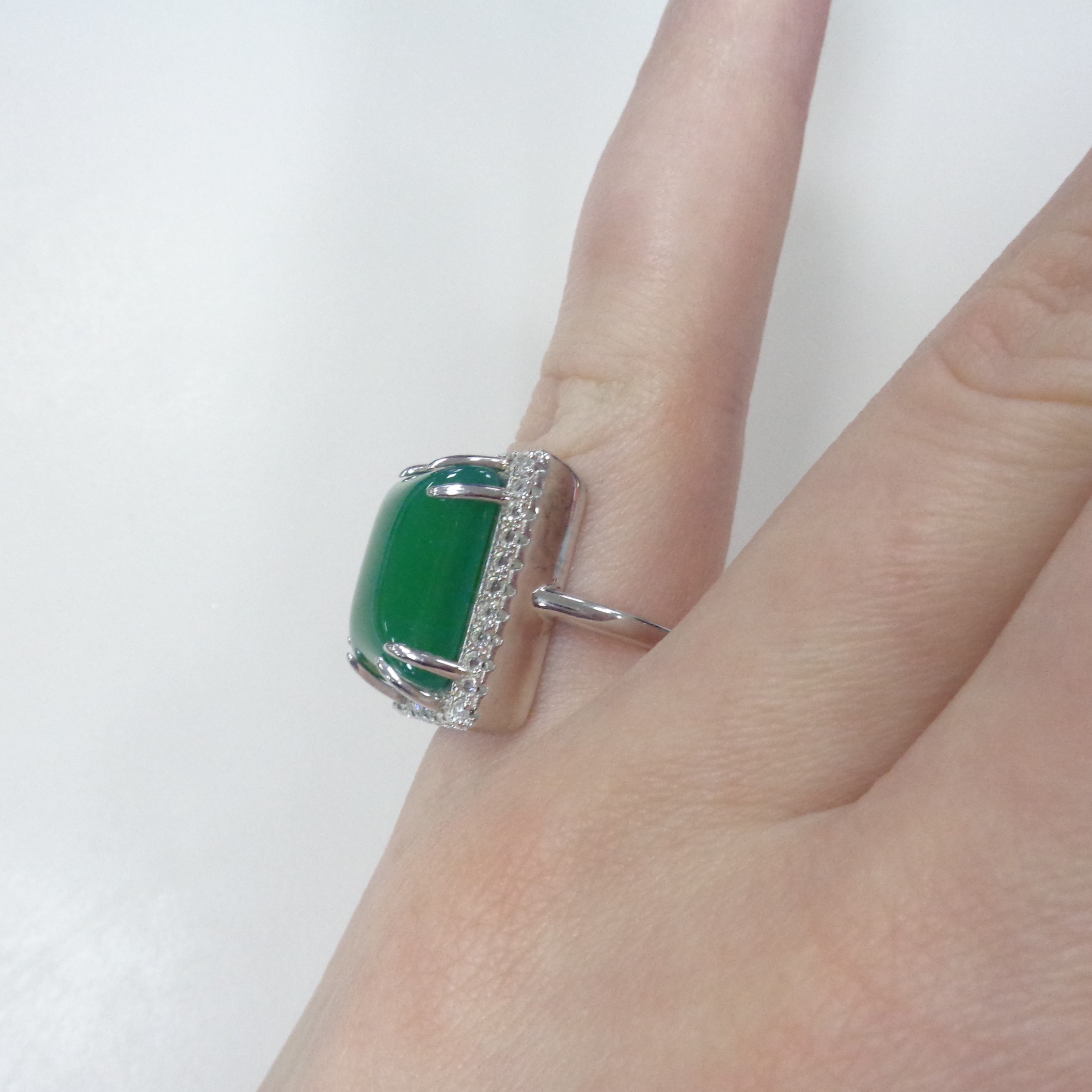 Серебряное кольцо с зеленым халцедоном